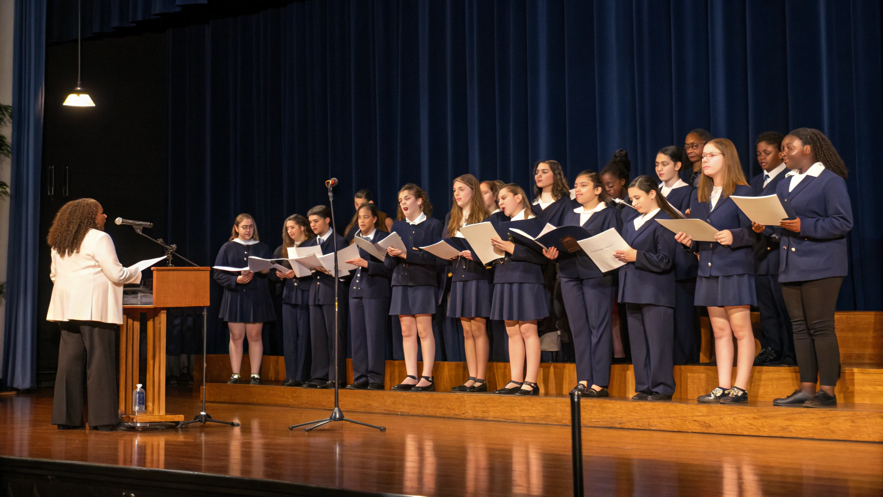 Coro de Cámara PUCV interpretando música coral en el Foyer del Teatro Municipal